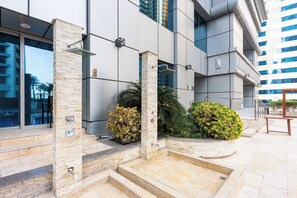 Exterior detail - Free housekeeping visits during your stay - StayShort - Modern 2BR in Dubai Marina that Sleeps 6 (Dubai Marina)