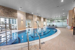 Pool - Free housekeeping visits during your stay - StayShort - Modern 2BR in Dubai Marina that Sleeps 6 (Dubai Marina)