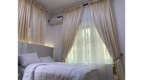 Cozy 1-bedroom house with 247 power, FREE Wifi, Netflix, AC