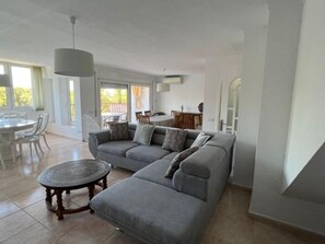 TV - Schöne Maisonette-Wohnung neben dem Strand Roses AV-31 (Roses)