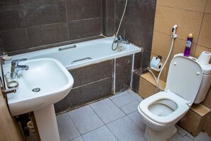 Shower, towels, soap, toilet paper - Modern, cozy 2-bedroom apartment in the heart of Nairobi with modern amenities. (Nairobi)