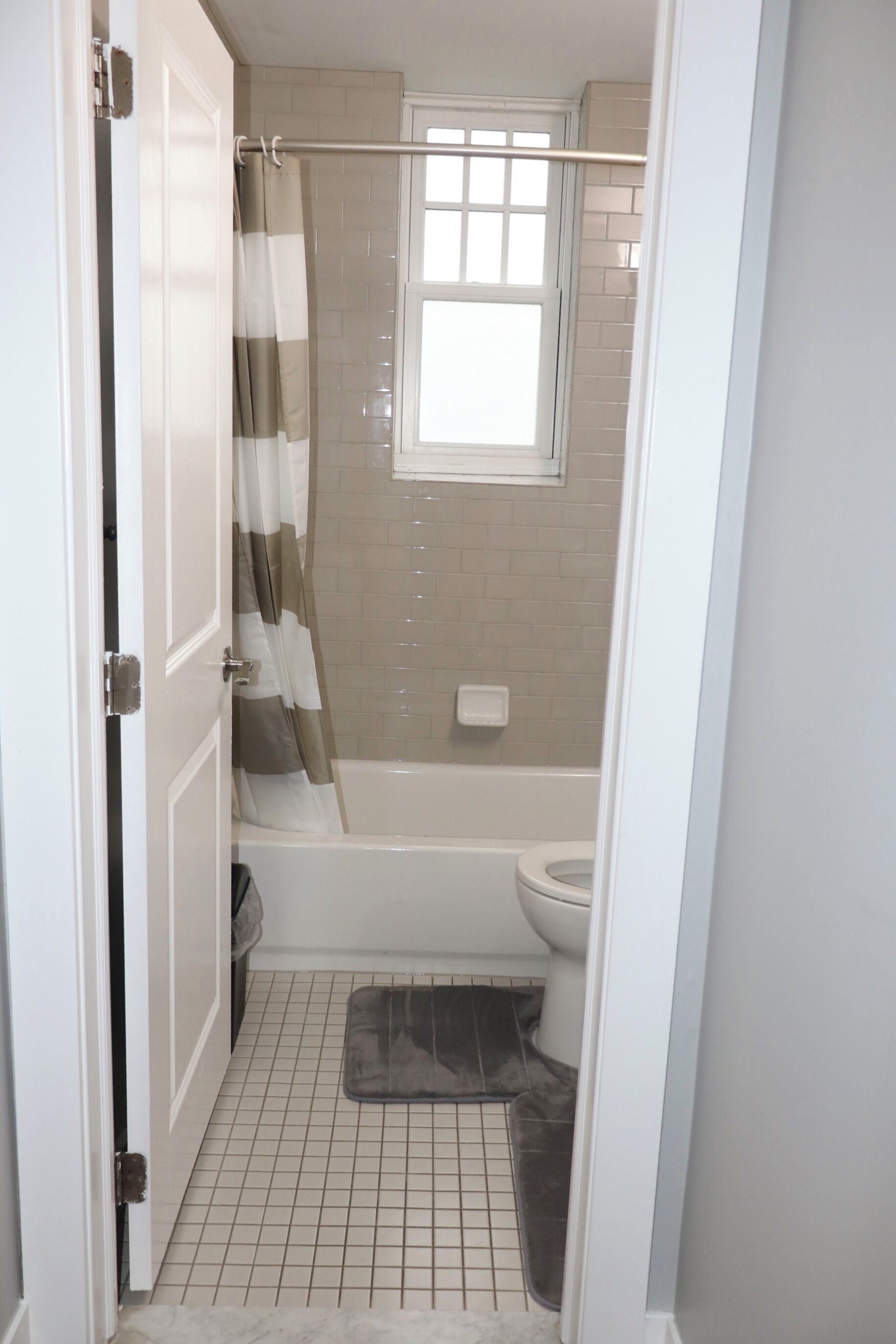 Ein Badezimmer mit einer Badewanne, Toilette und einer Duschvorhang.