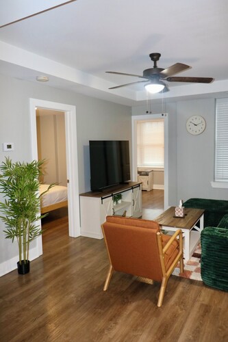 Charming and Comfy Getaway Minutes from Downtown