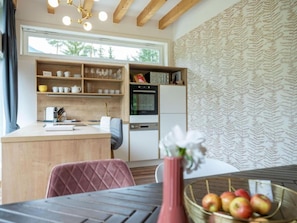 Kühlschrank, Mikrowelle, Herdplatte, Geschirrspüler