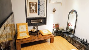 Special (Korean Traditional Style) | Bộ đồ giường cao cấp, khu vực làm việc phù hợp cho laptop 