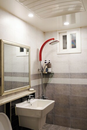 Standardværelse | Badeværelse | Gratis toiletartikler, hårtørrer, håndklæder, Sæbe