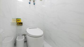 Comfort appartement, 2 slaapkamers, uitzicht op tuin | Badkamer | Een haardroger, pantoffels, handdoeken, shampoo