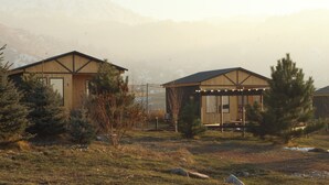 Une cabane rustique avec une façade en bois et une véranda couverte.
