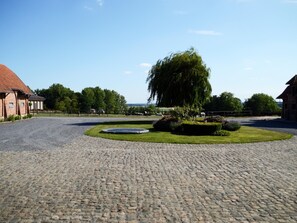 المنطقة المحيطة بالمنشأة