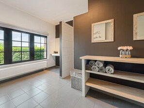 Un bagno moderno con un'ampia finestra, un portasciugamani e uno specchio a parete.
