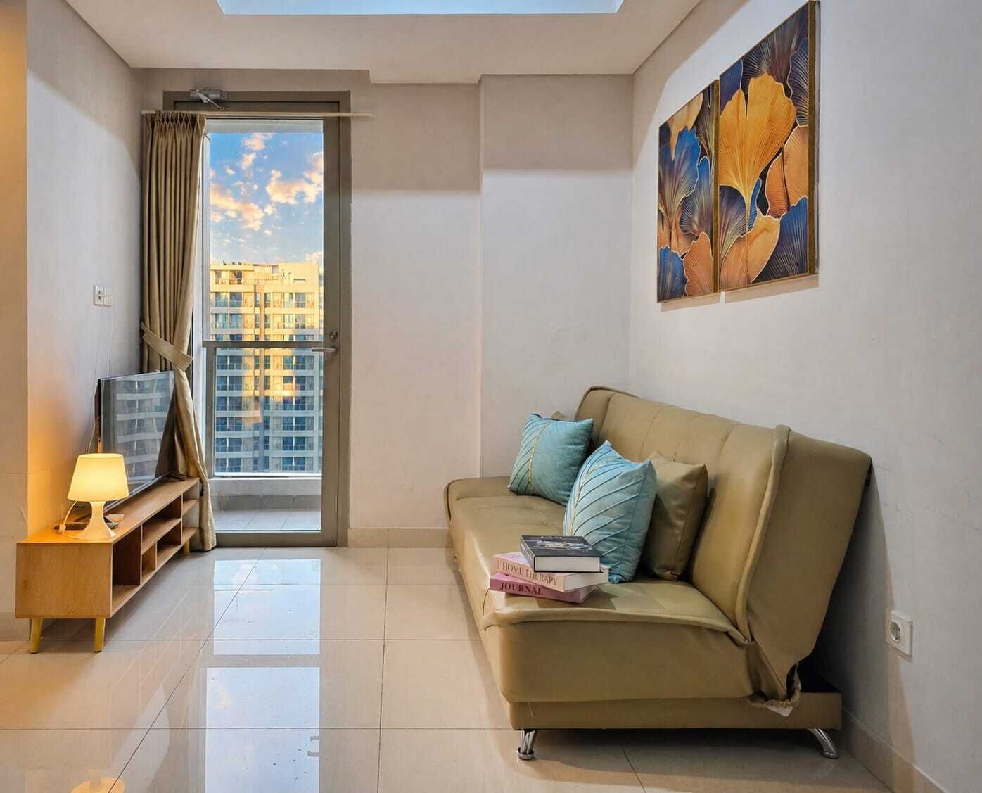 Departamento, 2 habitaciones, vista a la ciudad | Área de sala de estar | Smart TV de 43 pulgadas con canales por cable 