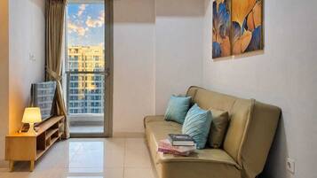 Departamento, 2 habitaciones, vista a la ciudad | Área de sala de estar | Smart TV de 43 pulgadas con canales por cable