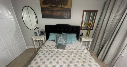 Cozy 1-bedroom condo in serene Arlington with AC