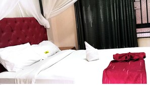 Chambre simple Standard, balcon, vue sur la ville | Bureau, espace de travail pour ordinateurs portables