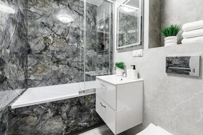 Shower, hair dryer, towels - Lumina comfy 4-room apartment near the city center (New apartment)