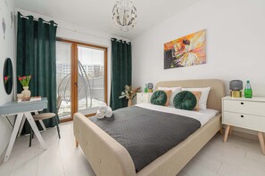 3 bedrooms, desk, iron/ironing board, travel cot - Lumina Family Apartment patio with private garden (New apartment)