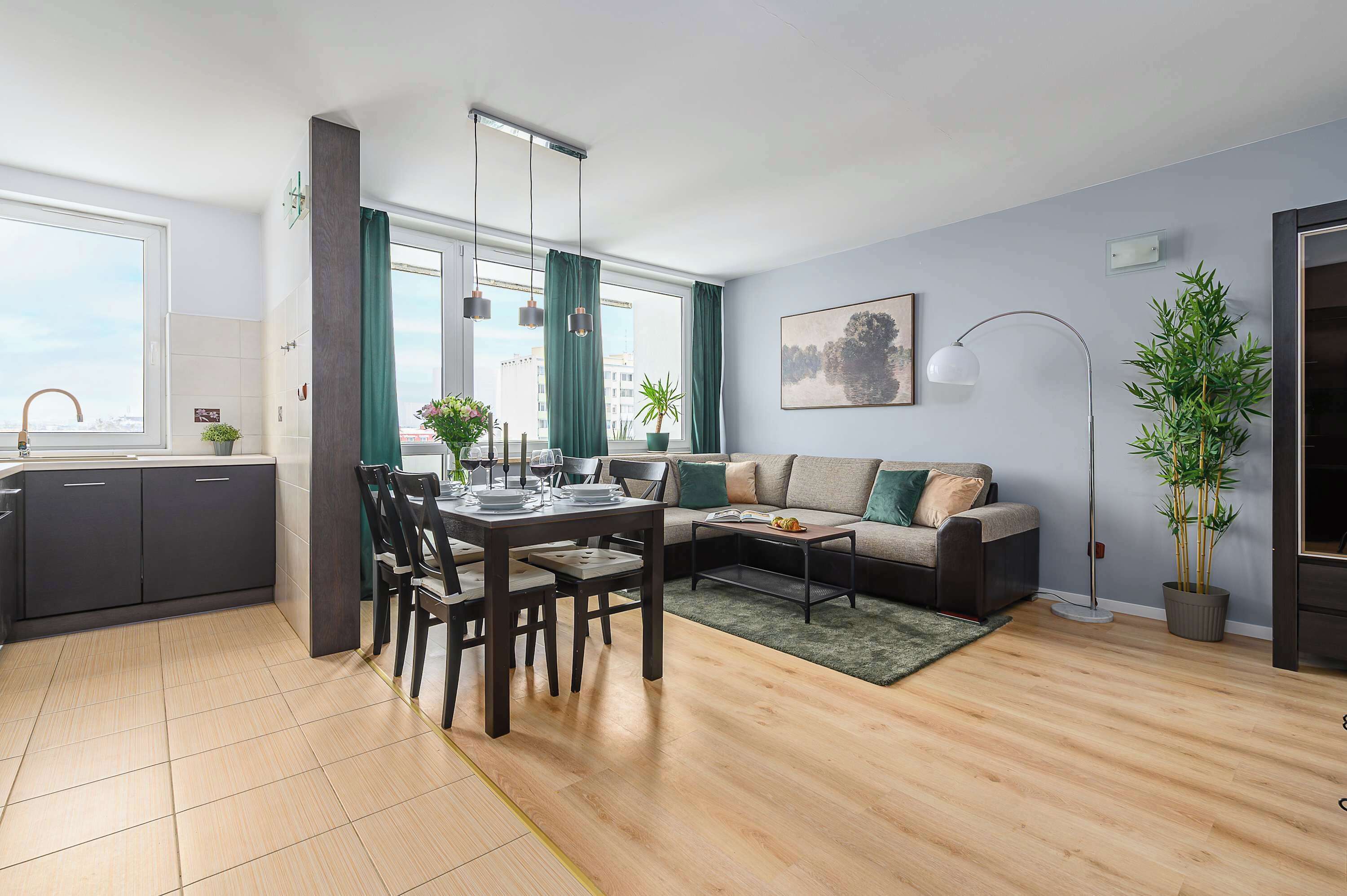 Un apartamento moderno con cocina, comedor y sala de estar.