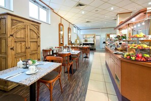 Dining - Refined Comfort with Modern Amenities near City Landmarks - Your Ideal Retreat (Neustadt an der Weinstraße)