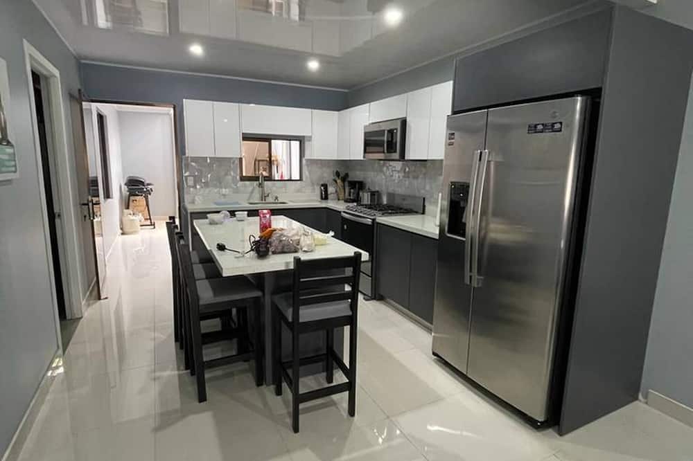 3 bed 2 Bath 15 min From Airport