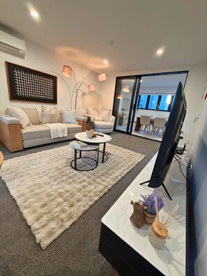 Living area - Serene Getaway - 2BR on Manchester Street (Christchurch)