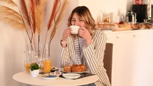 Una tavola per la colazione con dolci, una macchina del caffè e una caraffa di succo d'arancia.