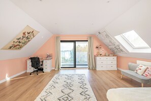 5 bedrooms, iron/ironing board, free WiFi, bed sheets