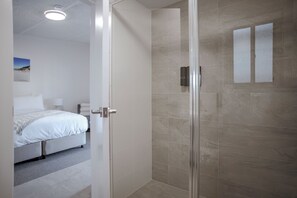 Standard Double Room | Bathroom - The Esperance Accommodation (Esperance)