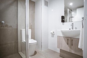Shower, hair dryer, towels, soap - The Esperance Accommodation (Esperance)