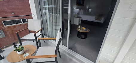 Superior Double Room | Outdoor dining. The Esperance Accommodation