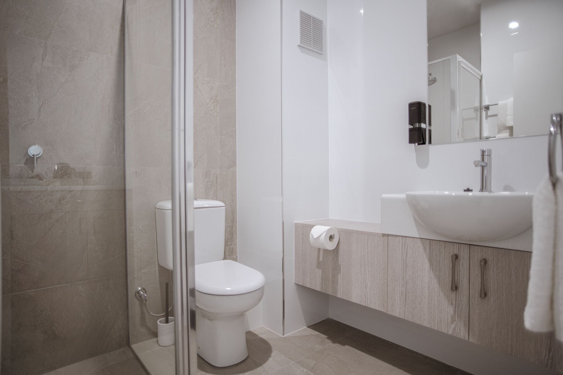 Deluxe Double Room | Bathroom | Shower, hair dryer, towels, soap