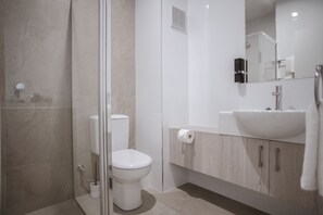 Deluxe Double Room | Bathroom