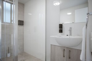 Deluxe Twin Room | Bathroom - The Esperance Accommodation (Esperance)
