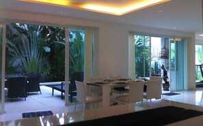 Dining - Lovely studio with AC in charming Tambon Kamala (Tambon Kamala)