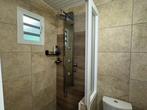 Haartrockner, Handtücher, Seife, Toilettenpapier