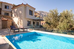 Ferienhaus, 2 Schlafzimmer, eigener Pool, Meerblick | Terrasse/Patio