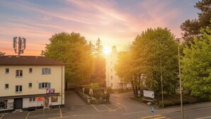Straßenansicht bei Sonnenuntergang, mit einem Gebäude und einem Schild für ein Spa.