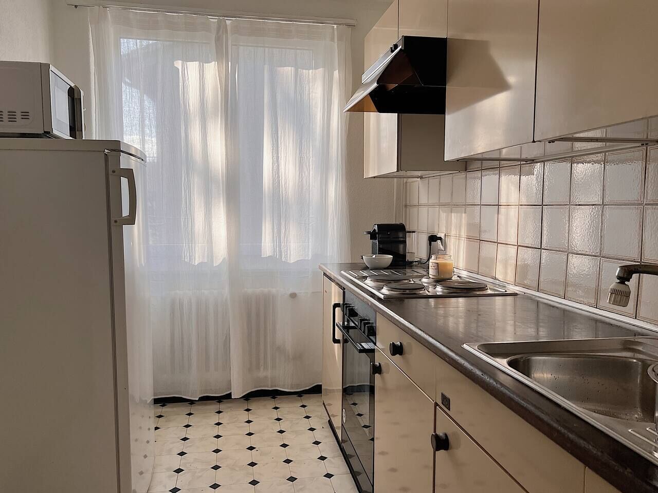 Kühlschrank, Mikrowelle, Ofen, Herdplatte