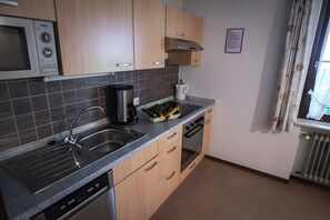 Private kitchen - Apartment 3 with Balcony, Barbecue Area and Wi-Fi (Oberharmersbach)
