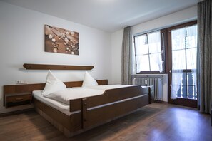 Room - Apartment 3 with Balcony, Barbecue Area and Wi-Fi (Oberharmersbach)