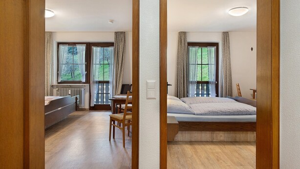 A bedroom with a bed, a desk, and a chair. - Apartment 3 with Balcony, Barbecue Area and Wi-Fi (Oberharmersbach)