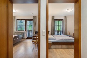 A bedroom with a bed, a desk, and a chair. - Apartment 3 with Balcony, Barbecue Area and Wi-Fi (Oberharmersbach)