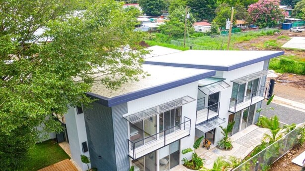 A modern two-story house with a swimming pool, surrounded by greenery and a fenced yard. - Nangu Apartment in Coco (Coco)