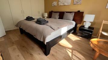 1 bedroom, desk, iron/ironing board, WiFi