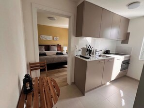 1 slaapkamer, een bureau, een strijkplank/strijkijzer, wifi