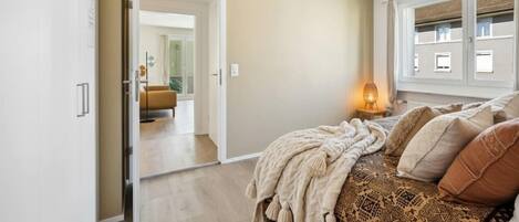 2 bedrooms, desk, iron/ironing board, WiFi
