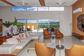 TV - Luxury Ocean View Villa with Infinity Pool (Coco)