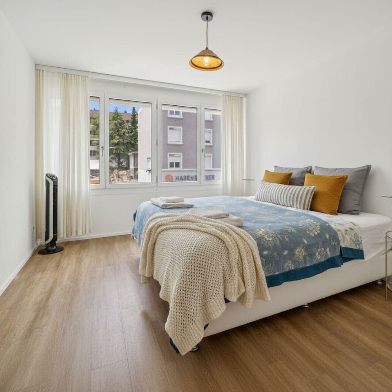 2 bedrooms, desk, iron/ironing board, WiFi