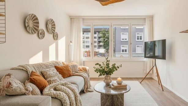 Een gezellige woonkamer met een bank, een salontafel en een televisie.