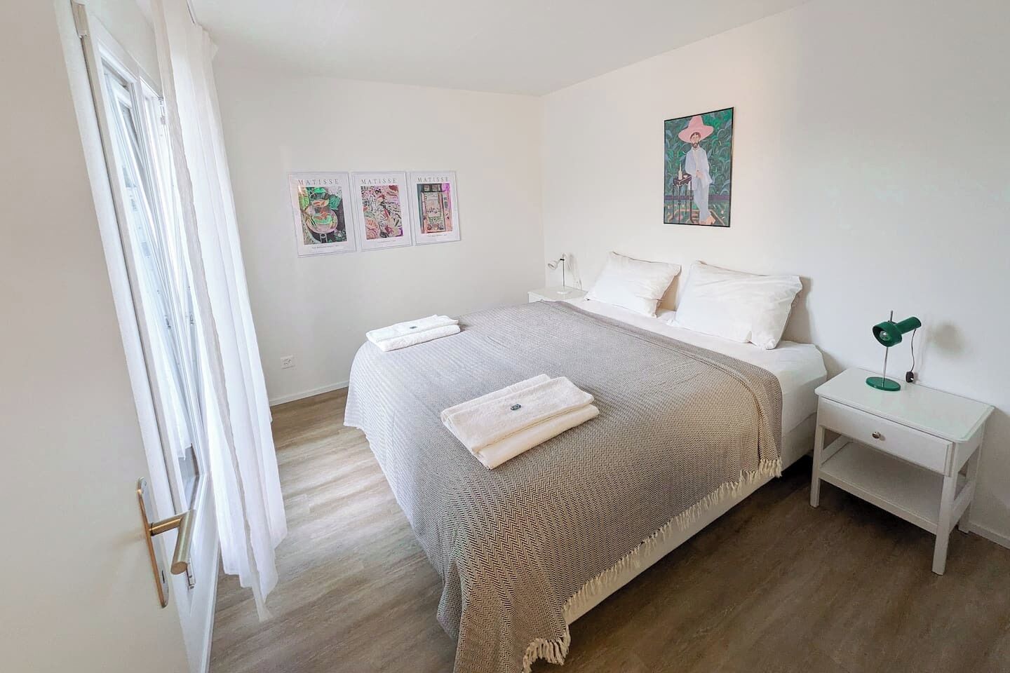 1 dormitorio, escritorio, tabla de planchar con plancha y wifi