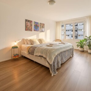 2 Schlafzimmer, Schreibtisch, Bügeleisen/Bügelbrett, WLAN